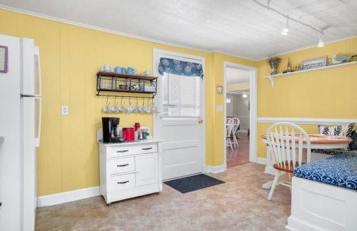 Cozy cottage w creekside fire pit & patio - Foto 14