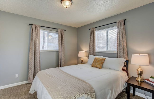 2BR Aptmt Parks Private Deck, Mountain Views! - Photo 8