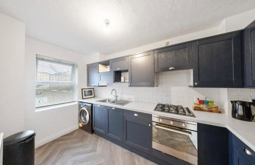 Cozy 2 Bedroom House with Driveway Parking & Garden - Foto 16