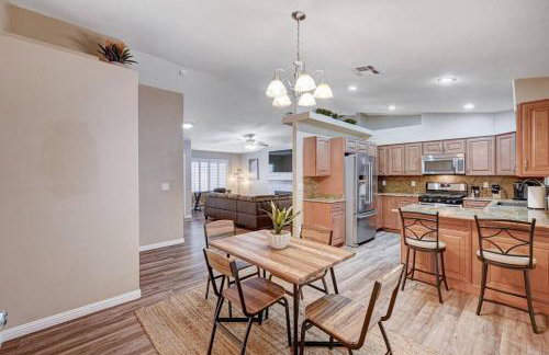 Cozy Getaway with King Bed, BBQ & Spacious Backyard - Photo 1