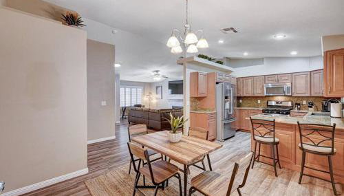 Cozy Getaway with King Bed, BBQ & Spacious Backyard - Foto 1