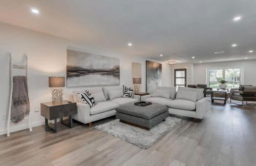 Luxury Home with 5 Bedrooms and Private Pool - Foto 6