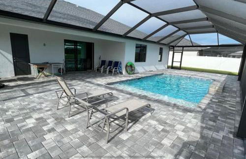 Newly built Villa Ballerina with heated pool and incredible view into beautiful Arrowheadcanal - Photo 11