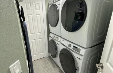 BRAND NEW! Lakefront 9BR Pool Hot Tub Outdoor Kitchen BBQ Theater 2 miles Disney - Foto 16