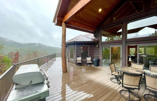 A true log cabin with 360 degree mountain views - Pet and Motorcycle friendly! 5 Bedroom Cabin by RedAwning - Foto 29