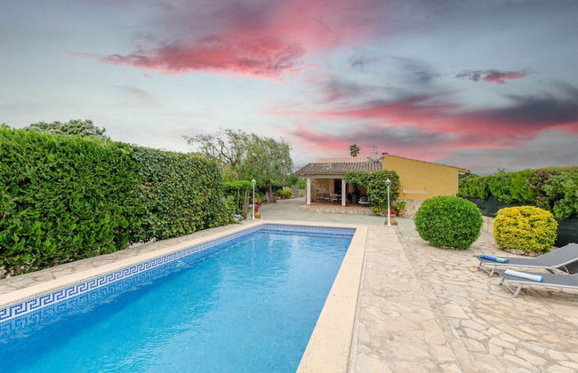 Peaceful Villa in Serene Retreat - Photo 1