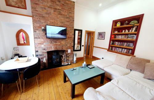 FREE DOG STAY - LARGE APARTMENT - Walk in Shower -FULL Kitchen - Free On Street Parking, NETFLIX - Super Fast WiFi - DVD's-Welcome Tray - No Deposits - Just Meters from Gavin n Stacey Film House - Foto 1