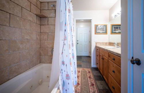 Bigfoots Alpine Retreat MH710By Powder Mtn Hot Tub - Photo 45