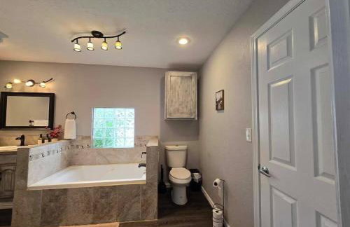 Pet Paradise on Main Fenced Yard Included - Foto 5