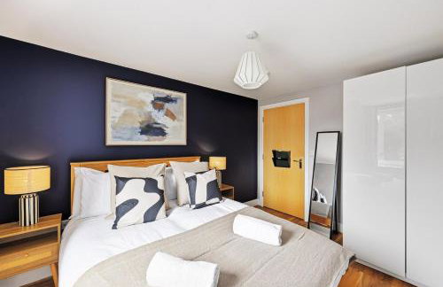 Elegant 2 Bedroom Apartment with Balcony - Near the High Street - Free Parking, Fast Wifi and Sky TV by Yoko Property - Foto 8