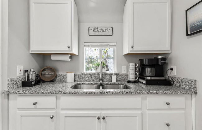 Charming 1BR Sanctuary w/ FREE Parking - Photo 9