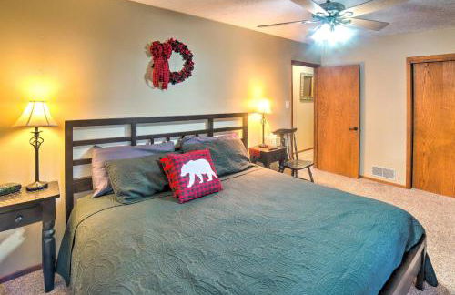 Expansive Angel Fire Home with Indoor Hot Tub! - Foto 14