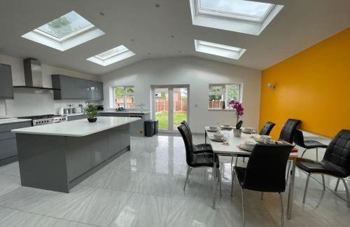 Luxurious Detached Holiday House Free Parking near Airport Town Centre Railway Station - Foto 53