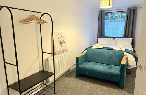 Modern 4 bed House with Free Parking - Photo 11