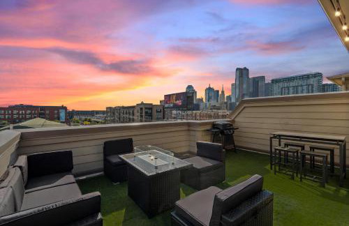 3 BD Townhome w Rooftop Terrace w Free Parking - Foto 1