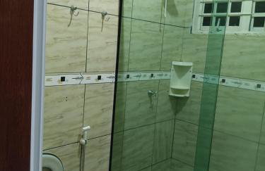 Casa grande, ar em todos os quartos, cabe 3 carros - Foto 5