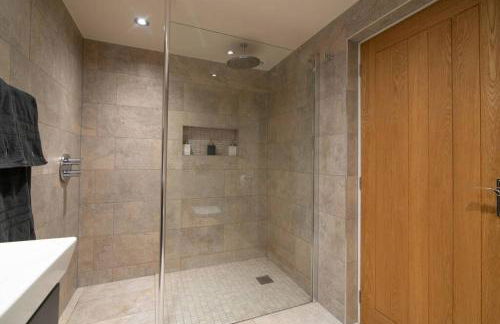 Luxury Coach house next to woodland in Knutsford - Photo 48