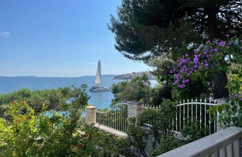 Luxury Seaside Villa with a classic Mediterranean Olive Garden, a fully equipped Professional Kitchen, Pool, Sauna, Padle Boards and Canoe - Miolin Beach House - Photo 17