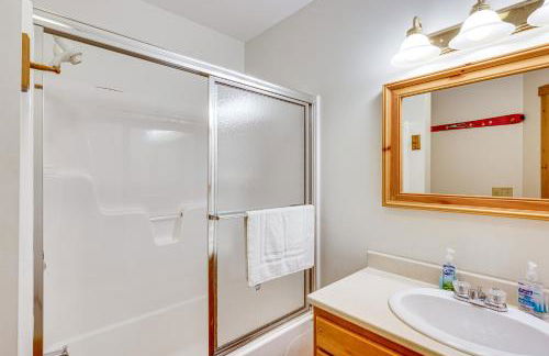 Ski-In Resort Family Condo with Deck at Jay Peak! - Foto 16