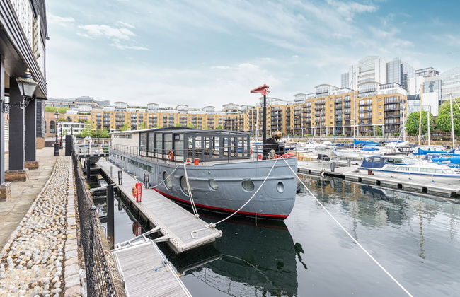 JOIVY Stunning 5-Bed Boathouse On The River Thames - Foto 26