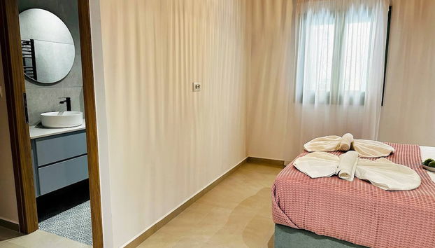 Roussos Place - Next To Splantzia Square - 2bd 2ba - Foto 5, Habitación