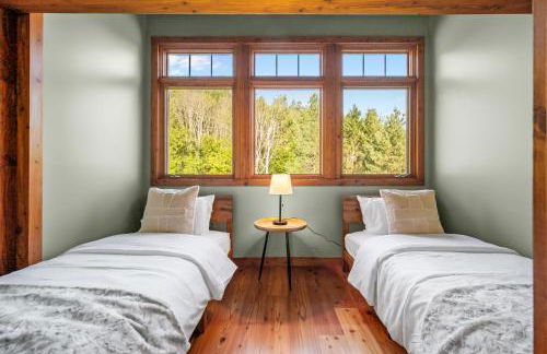 Walk to Village! Stunning timber chalet! Hot-Tub, Bonfire & more! - Foto 21