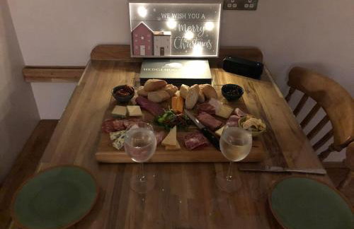 Hedgehog Cottage with garden in Bronte village! - Foto 12