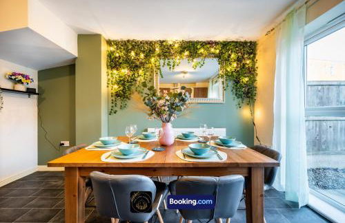 Cosy 4-Bed House l Garden l Free Parking l WiFi l Specious l Hosted by The Cosy Corner Nationwide - Foto 2