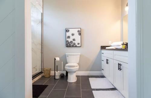 Lovely Modern 3BR-3BA Grove Home ABODEbucks - Photo 23