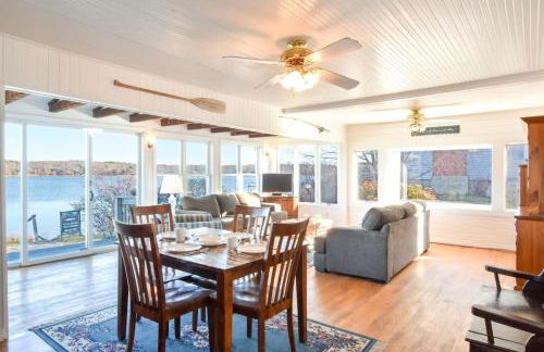 Waterfront Fun at this Huge Family Estate - Foto 70