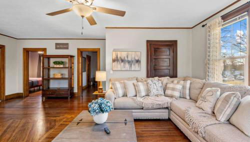 25 Massive 5 BR in Downtown Southington - Foto 3