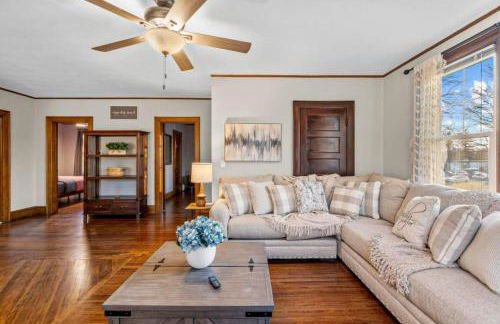 25 Massive 5 BR in Downtown Southington - Foto 3