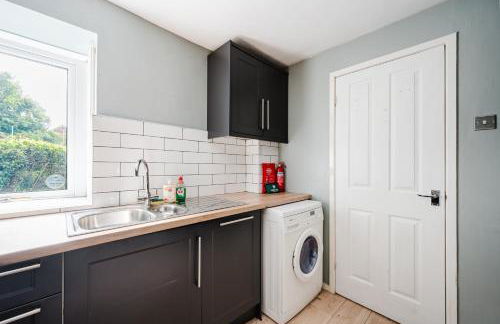 Modern 2 Bedroom House with Parking - Photo 16