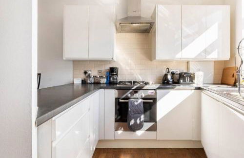 Group Friendly 2 Bed 2 Bath FREE PARKING for 2 Large Vans or up to 4 Cars Zone 2 Sleeps 10 Close to Central London and Zone 2 tube station - Photo 39