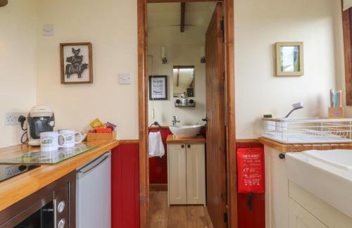 The Journeyman Luxury Shepherds Hut - Photo 8