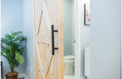 Spacious Delightful 4 BR/ 3 BA Close to Downtown - Foto 36