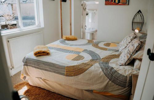 Hamilton Lodge - Cottage sleeps 8 - Photo 3