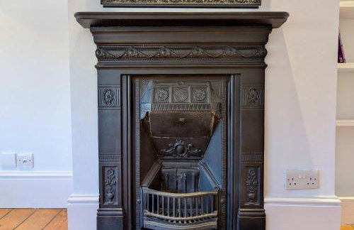 Stunning 4 Bedroom House in Old Windsor Perfect for Families & Groups - Foto 3