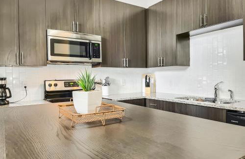 Stunning Downtown Studio with Rooftop Patio - Photo 6