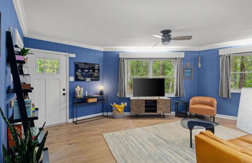 Fun & Funky Asheville Home with Pool Table, Darts - Foto 7