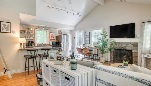 4 Mi to Bristol Beach! Coastal Retreat with Pond - Foto 3