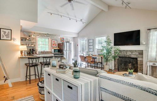 4 Mi to Bristol Beach! Coastal Retreat with Pond - Foto 3