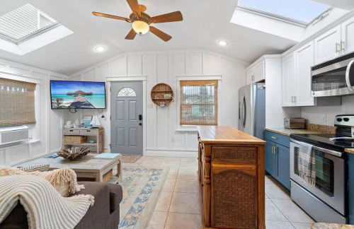 Two Cottages w/ Patios - Close to Beach - Foto 28