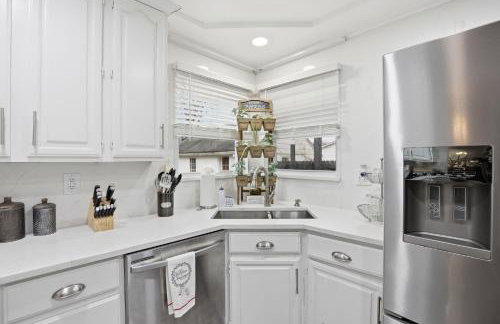 Stylish Hot Tub Retreat with Ping Pong home - Foto 37