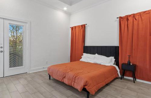 Elegant Escape in Houston - Photo 7