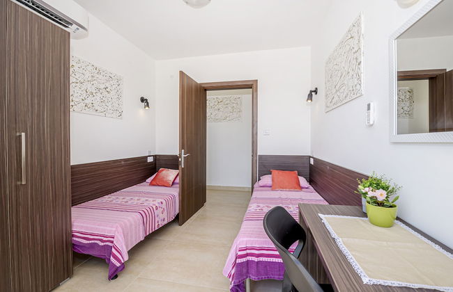 Summer Breeze Penthouse with large Terrace and Hot Tub by Getaways Malta - Foto 6