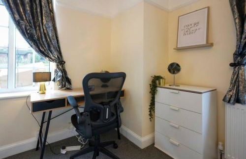 Orchard Bungalow - Sleeps 10 - Close to Town Centre - Free Parking, Pool Table, Fast Wi-Fi and Smart TV with Netflix by Yoko Property - Foto 19