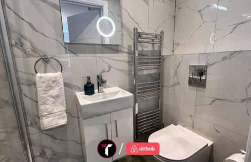 Spacious 4 Bedroom House for 8 Guests Ideal for Families and Contractors, WIFI and Free Parking - Foto 17