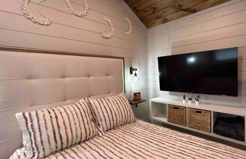 Blissful Nook Tiny Home, Cozy Retreat, Hot Tub, Close to Town, Deep Creek, & Entrance to National Park - Foto 11