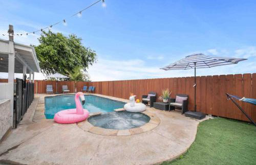 Family Retreat w/ Theater, Pool & Outdoor Dining - Foto 32